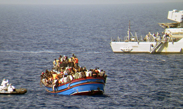 Italian navy rescues refugees