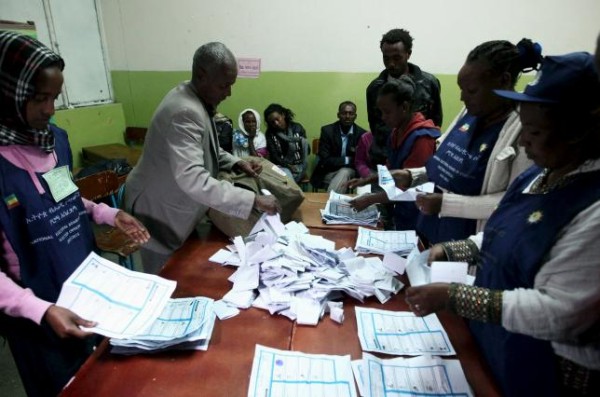 Election officials count votes at the end of the voting exercise in Ethiopia's capital Addis Ababa May 24, 2015. REUTERS/Tiksa Negeri