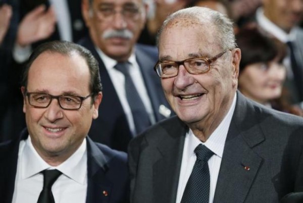 French President Francois Hollande (L) and former French President Jacques Chirac pose before attending the award ceremony for the Prix de la Fondation Chirac at the Quai Branly Museum in Paris November 21, 2014.  REUTERS/Patrick Kovarik/Pool