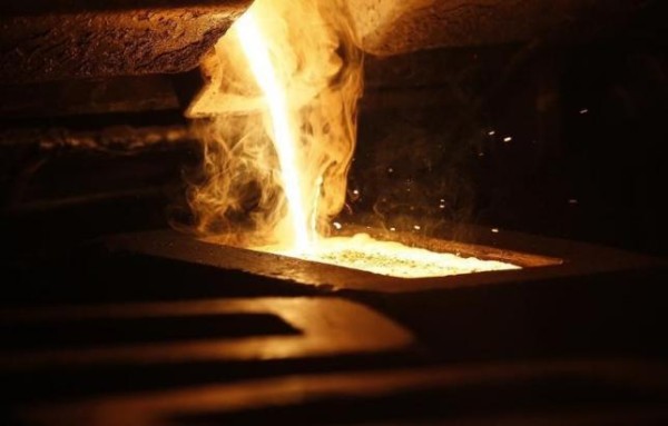 Liquid gold is poured to form gold dore bars at Newmont Mining's Carlin gold mine operation near Elko, Nevada May 21, 2014. REUTERS/Rick Wilking