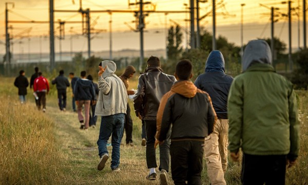 Migrants-near-Calais-earl-009