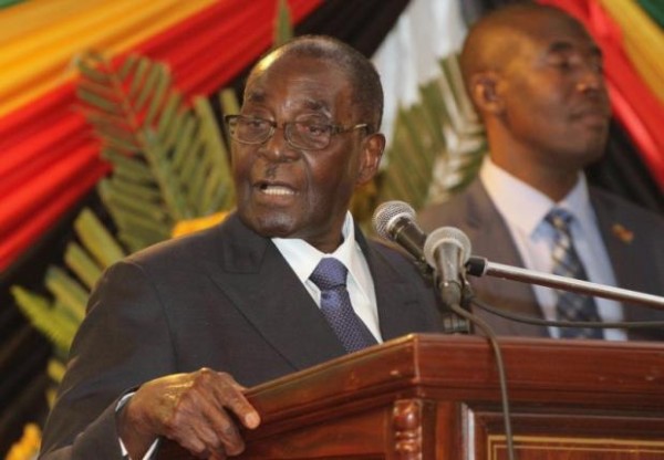 Zimbabwe's President Robert Mugabe gives the speech he intended to make at parliament on Tuesday, at a hotel in the Zimbabwean capital Harare September 15, 2015. REUTERS/Philimon Bulawayo