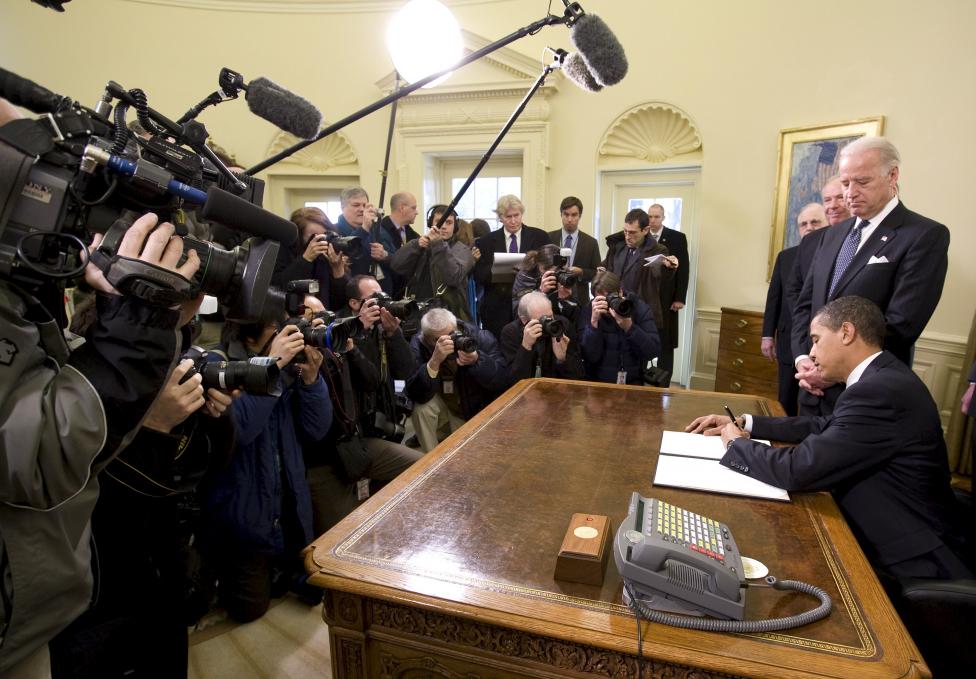 U.S. President Barack Obama signs an executive order regarding the closure of the military prison at the U.S. military base in Guantanamo Bay, Cuba on his second official day as president at the White House in Washington in this January 22, 2009 file photo. REUTERS/Larry Downing/Files