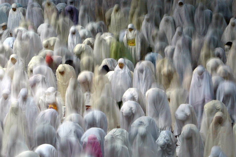 Indonesian Muslims pray on the eve of the the Muslim month of Ramadan at Istiqlal mosque in Jakarta September 23, 2006. Muslims around the world congregate for special evening prayers called "Tarawih" during the Muslim fasting month of Ramadan. REUTERS/Supri (INDONESIA) Also see image GF1DUULRXUAB - RTR1HNAC