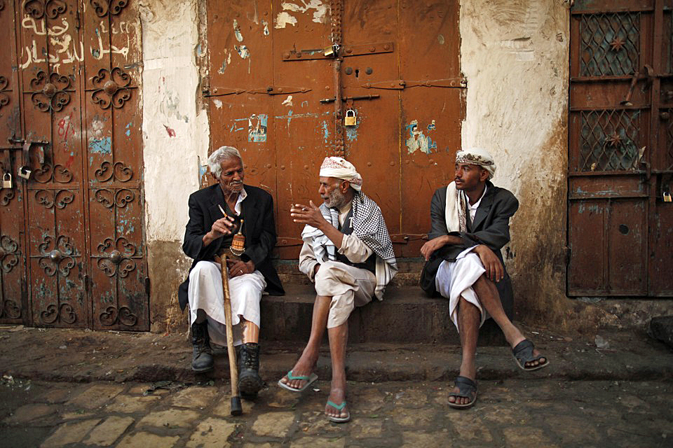 People chat as they sit at a marketplace in the Old Sanaa city November 18, 2012. REUTERS/Khaled Abdullah (YEMEN - Tags: SOCIETY) - RTR3AK1H