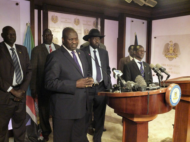 South Sudan First Vice President Riek Machar (L), flanked by South Sudan President Salva Kiir (C) other government officials, addresses a news conference at the Presidential State House in Juba, South Sudan, July 8, 2016. REUTERS/Stringer BEST QUALITY AVAILABLE