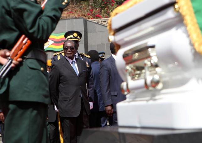 Zimbabwe's President Robert Mugabe attends the burial of National Hero Charles Utete at the Heroes Acre in Harare, Zimbabwe, July 19, 2016. REUTERS/Philimon Bulawayo