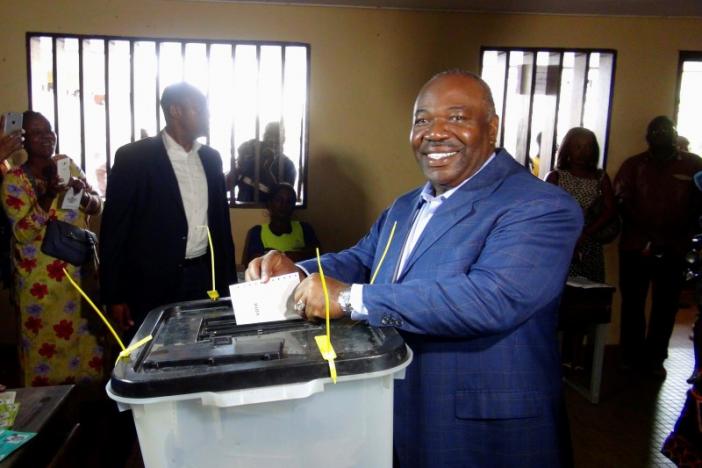 Gabon's President Ali Bongo Ondimba votes during the presidential election in Libreville, Gabon, August 27, 2016. REUTERS/Gerauds Wilfried Obangome