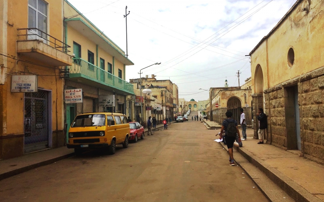 the_road_from_liberation_avenue_to_the_city_s_main_mosque